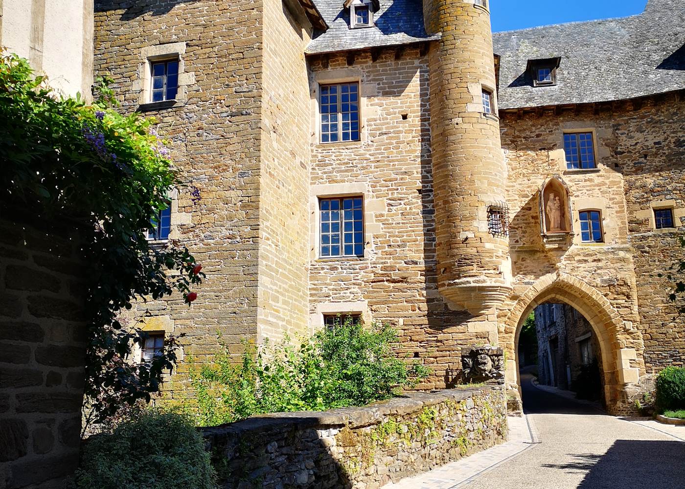Uzerche ©OT Terres de Corrèze porte Bécharie 2