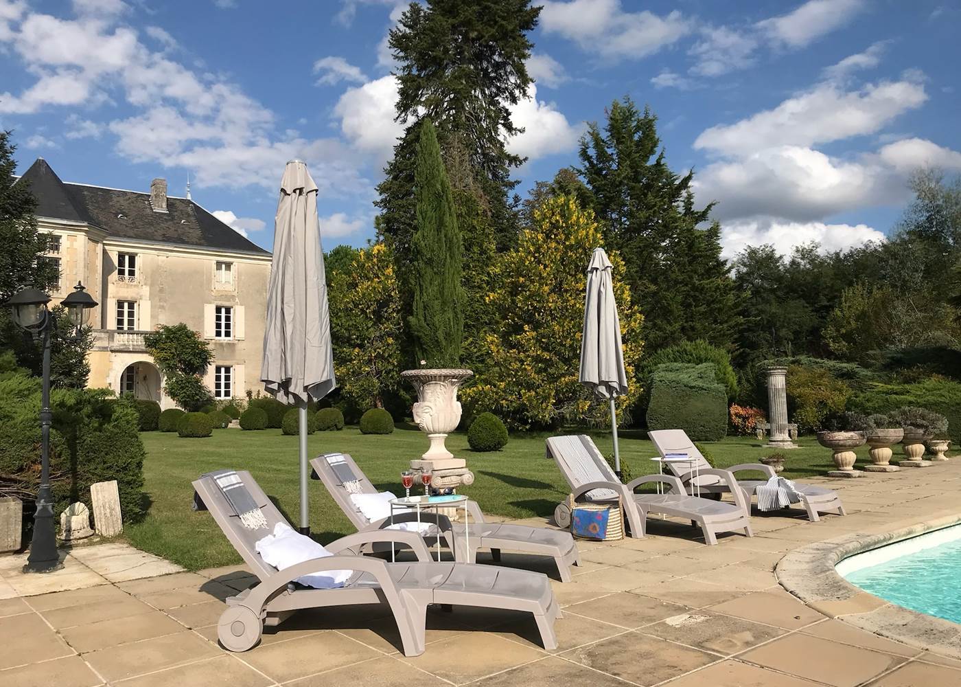Piscine : Faire une pause bronzage ou lecture
