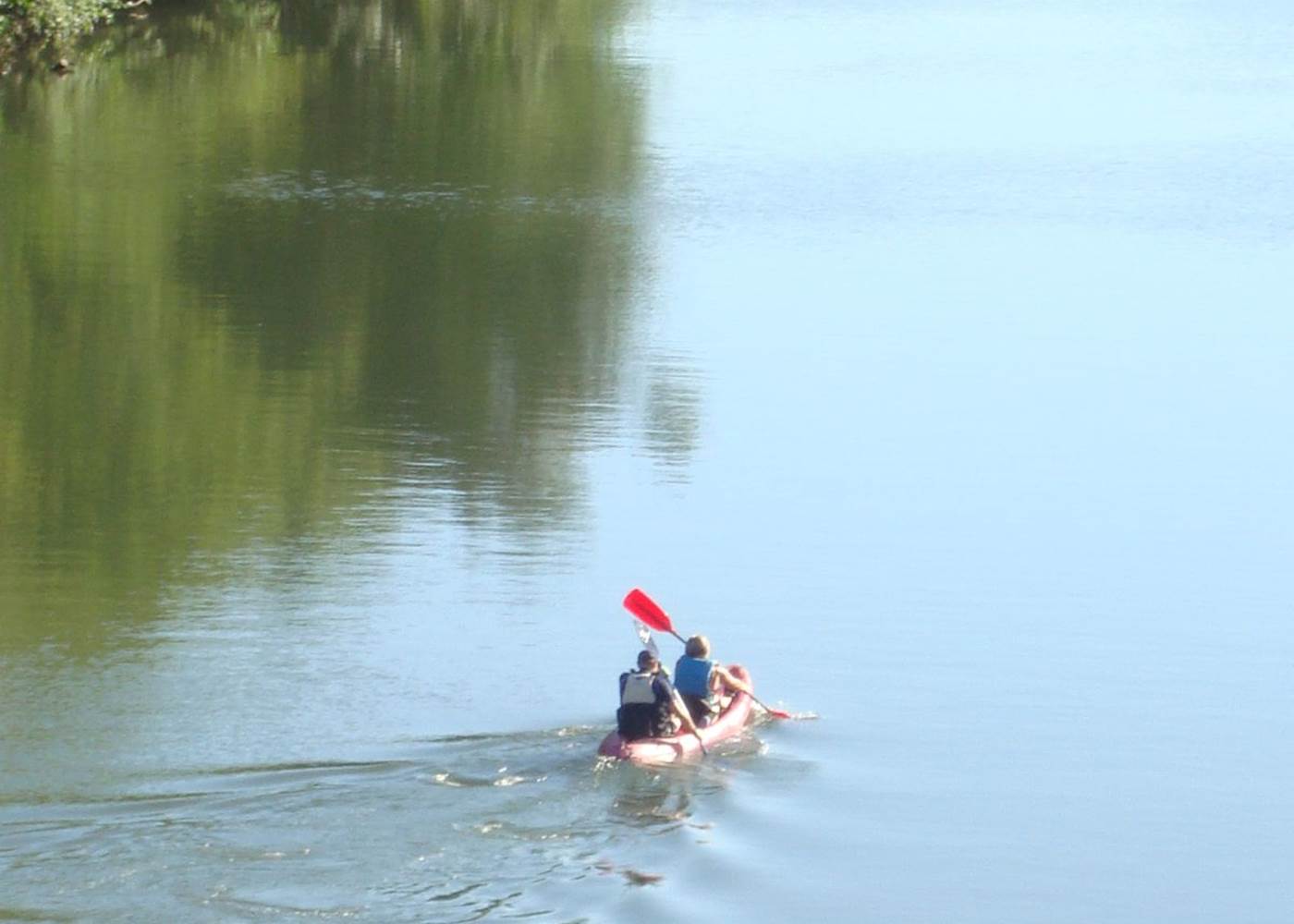 Famille en canoë dans les gorges de l'Aveyron