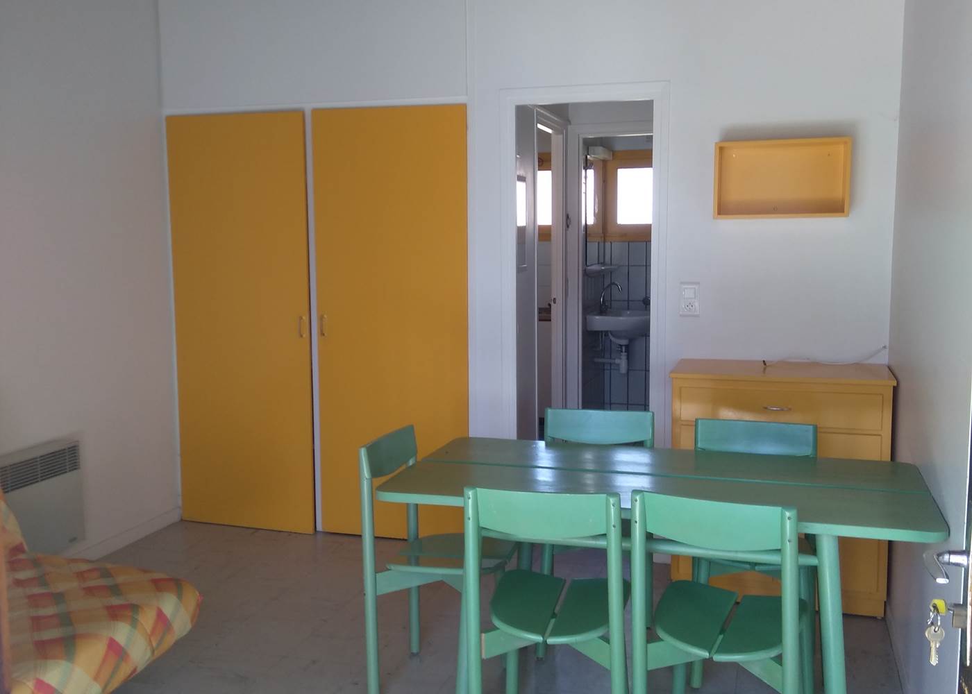 Gite-2 personnes, vue vers couloir avec salle d'eau, WC et cuisine