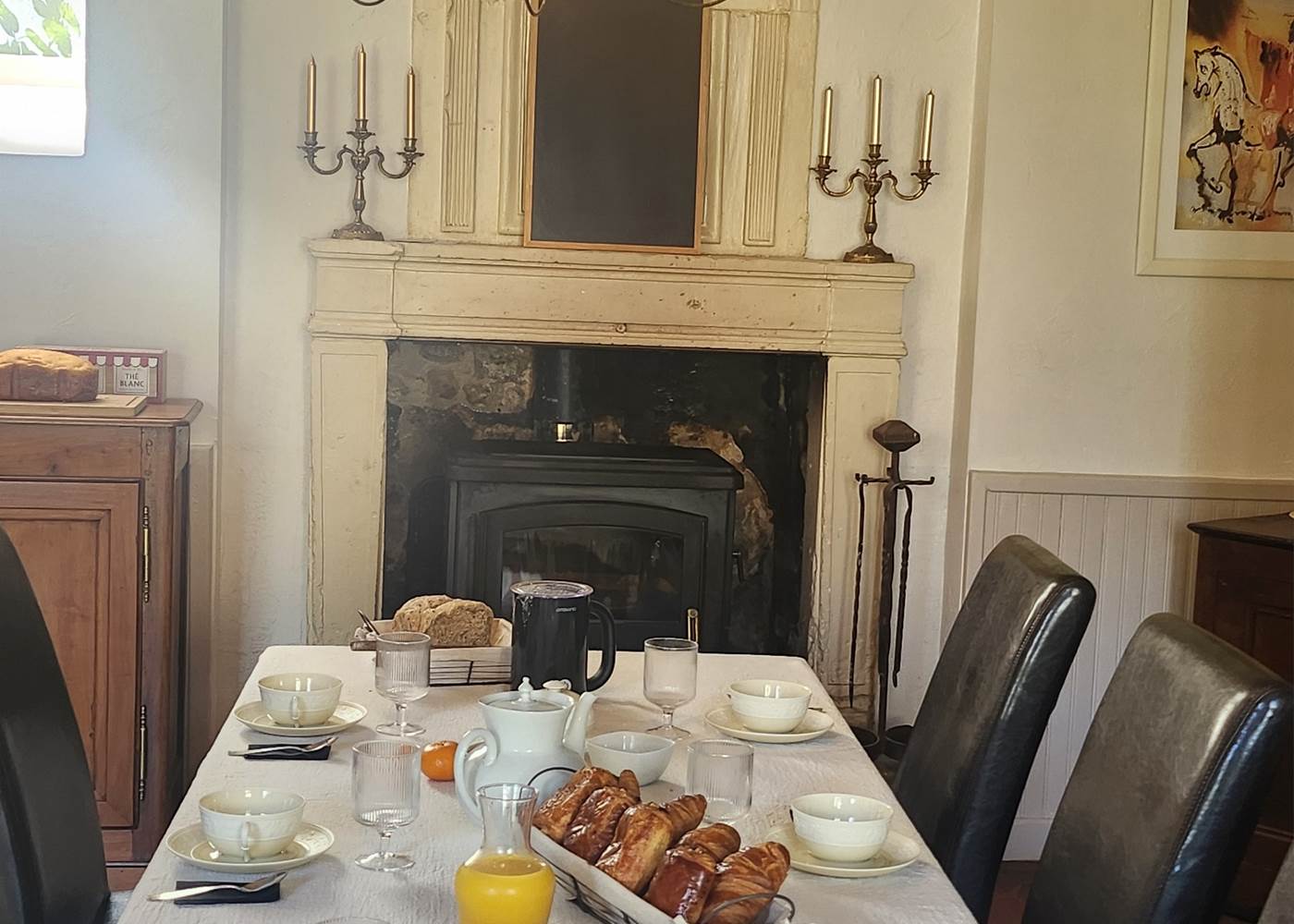 TABLE DU PETIT DEJEUNER GOURMAND ET COPIEUX BRIOCHE PAIN CONFITURE, CARAMEL AU BEURRE SALE. JAMBON, FROMAGE