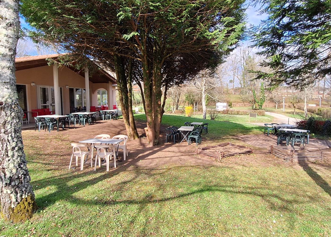 Terrasse restaurant gite dans Lot