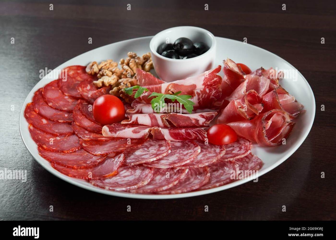 assiette-de-charcuterie-variee-au-restaurant-2g69kwj
