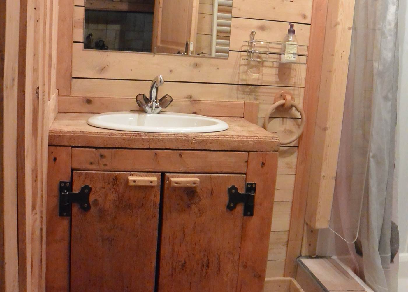 Gîte Tré le grenier - charmant gîte - Gîte le Haut - pour 2 personnes - salle de bain