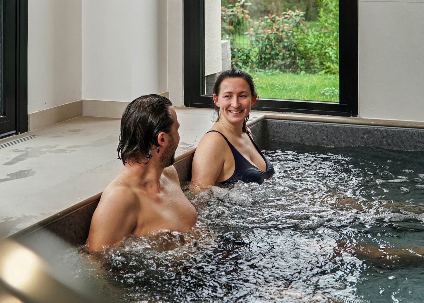 hotel-spa-arradon-piscine-interieure-chauffee-jets-massants