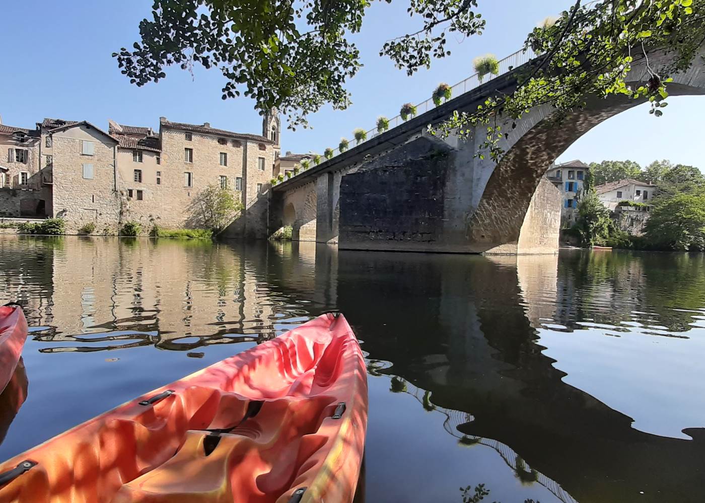 Départ touristique en Canoë sous le pont de saint Antonin noble Val