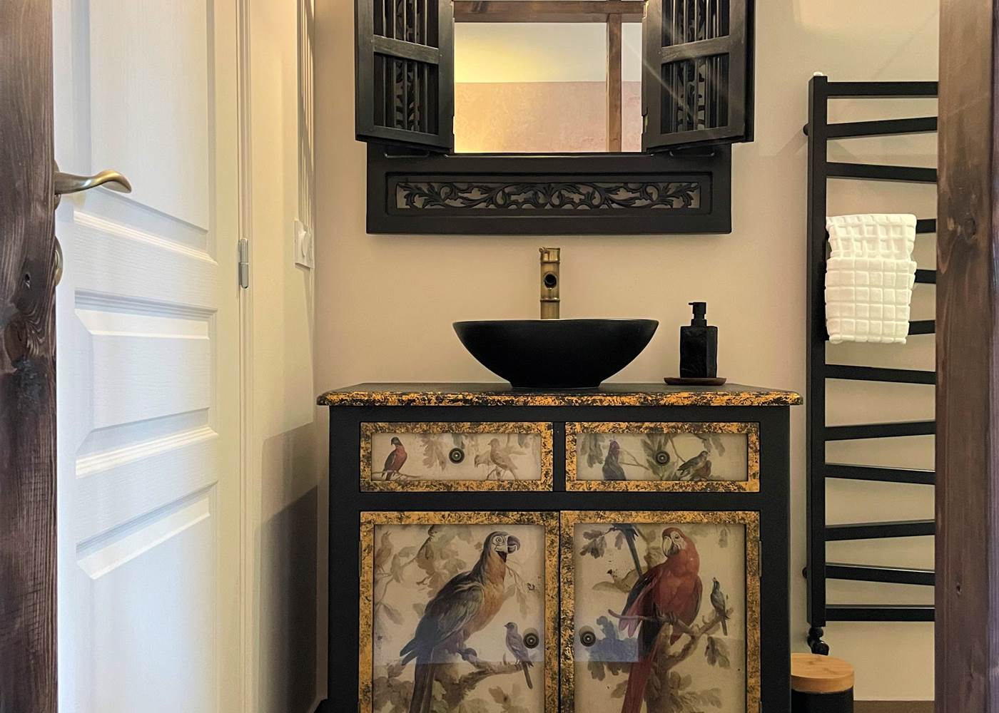 chambre l'escale jardin salle de douche privative mobilier chiné La Maison Voyage 41