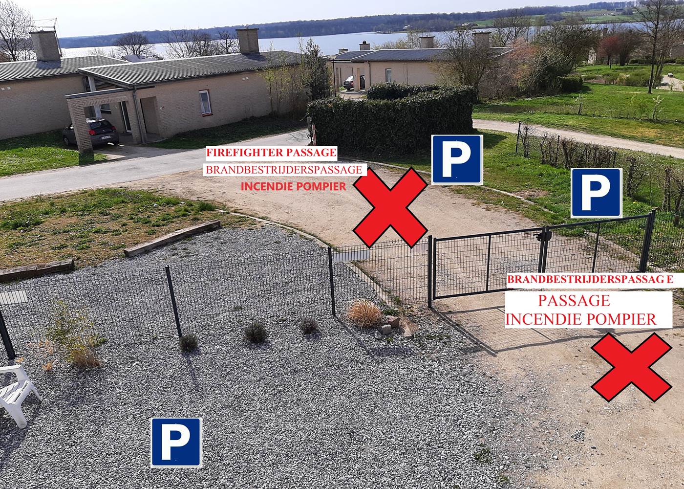 Vue balcon sur lac et parking