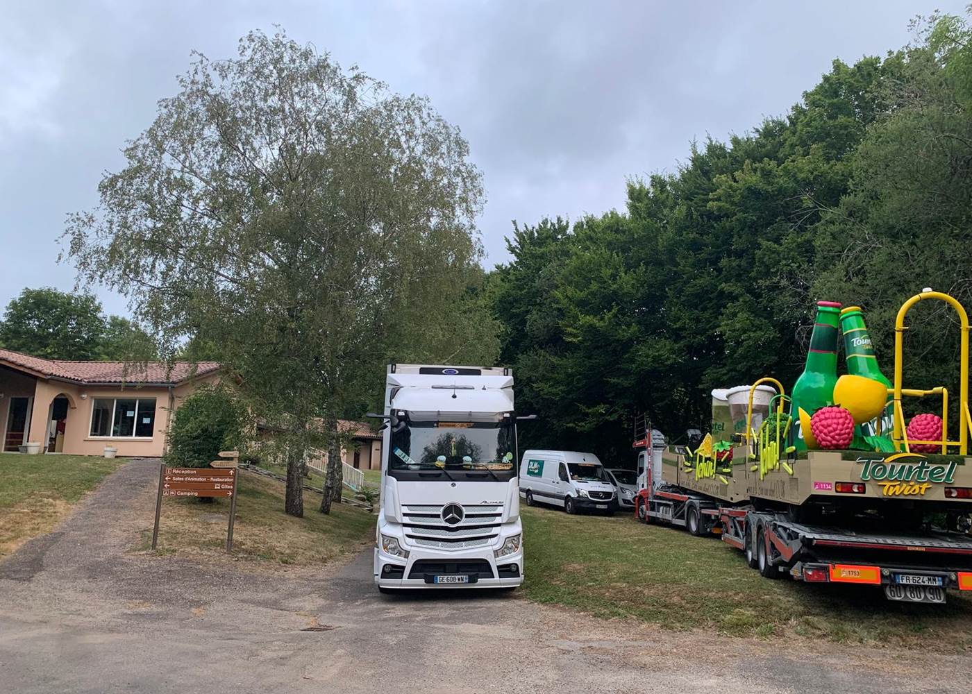 lepetitbois46_Leyme_TourdeFrance_Le Petit Bois 46 Parking