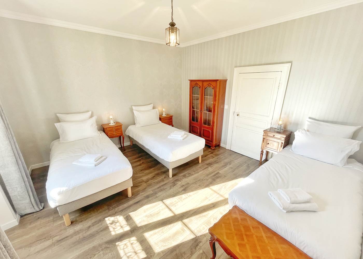 La Maison Voyage 41 - vue ensemble armoire chambre trois personnes - Suite Familiale Magie