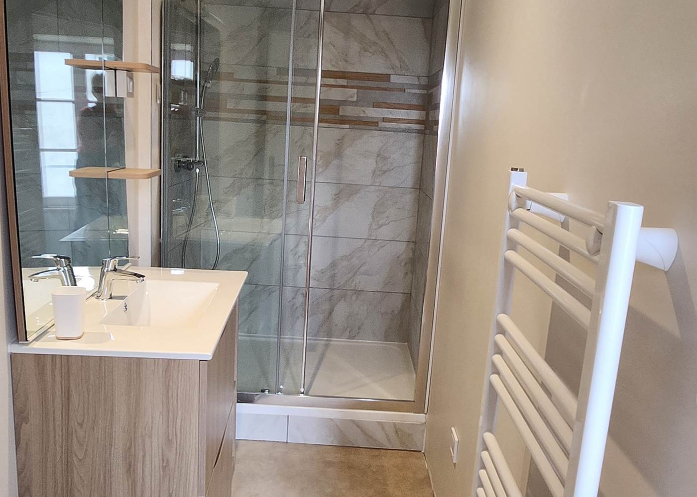 SALLE DE BAIN CLAIR DE LUNE AVEC DOUCHE XXL ET SAVON BIO ET NATUREL A LA BERGAMOTE ET AU THE VERT