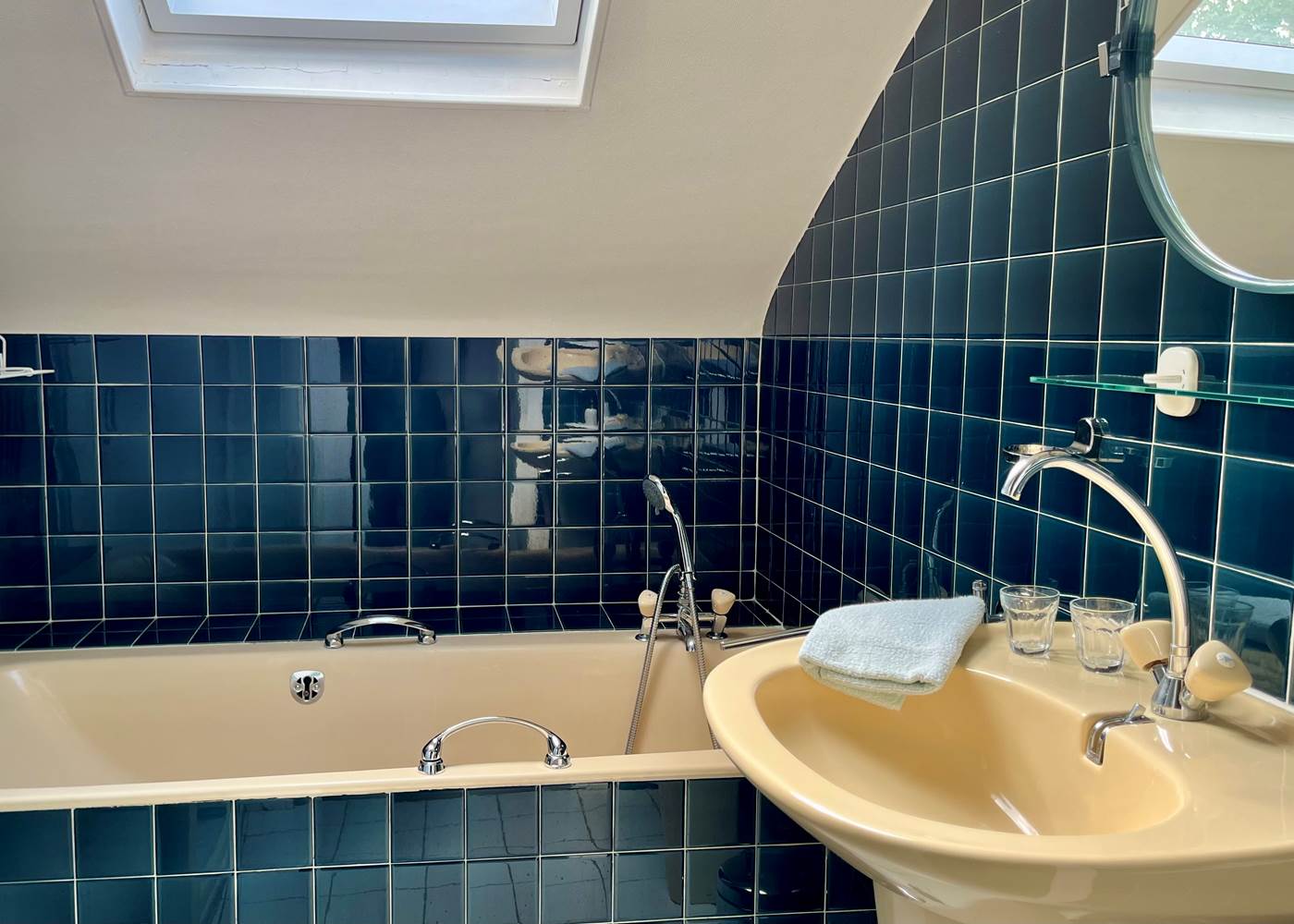 Salle de bain avec douche et bain pour chambre jaune et rouge