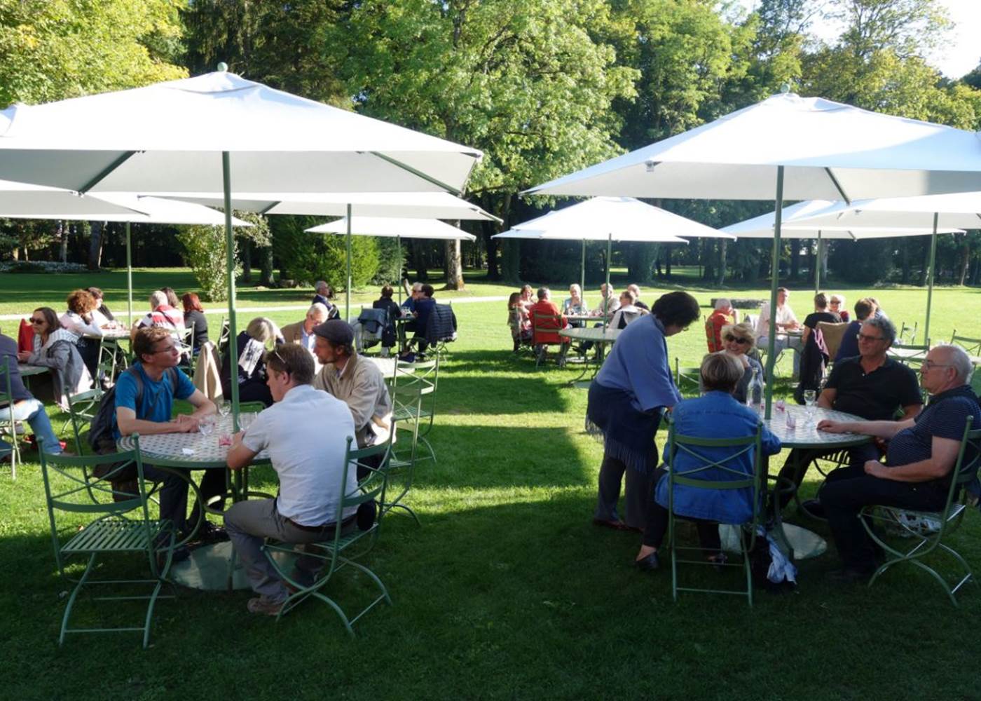 Déjeuner à la terrasse de l'orangerie