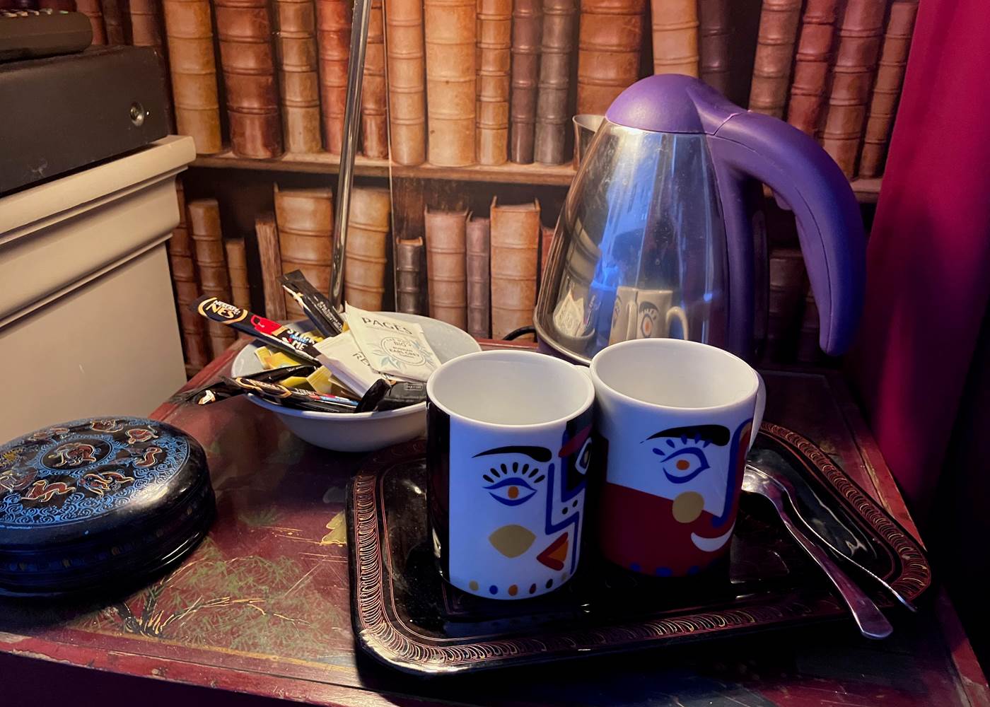 plateau d'accueil chambre rouge