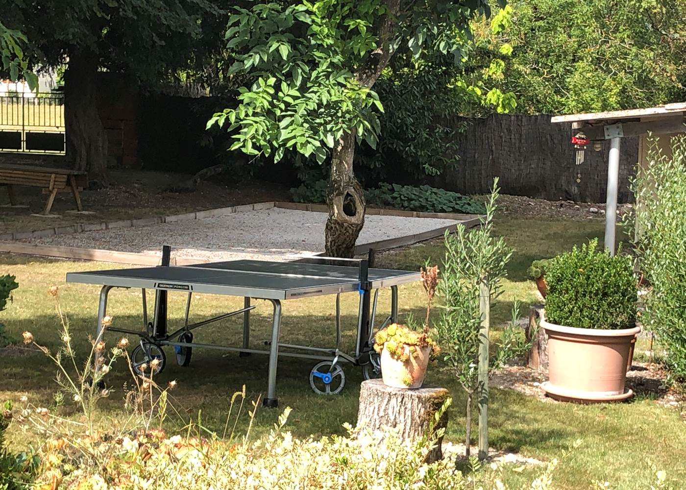 terrain de pétanque (boules fournies) et table de ping-pong