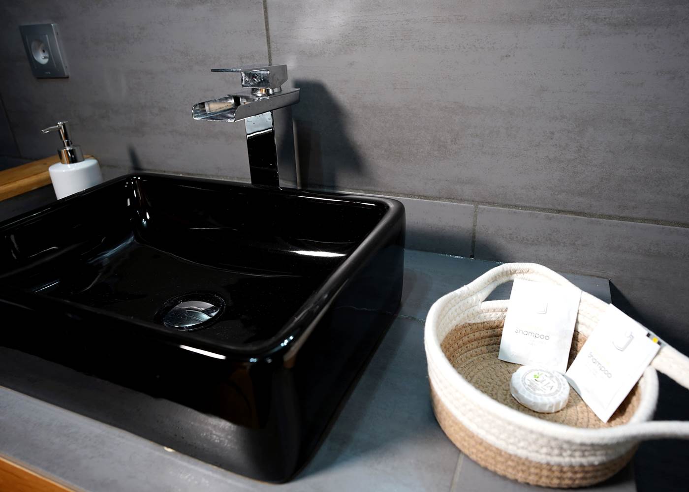 Vasque moderne et carrelage montagne