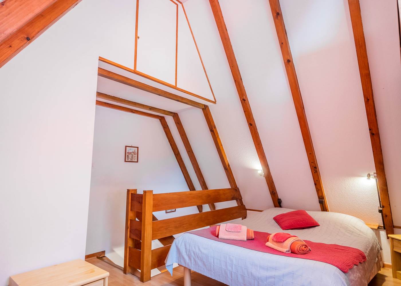 Le grand lit dans la chambre