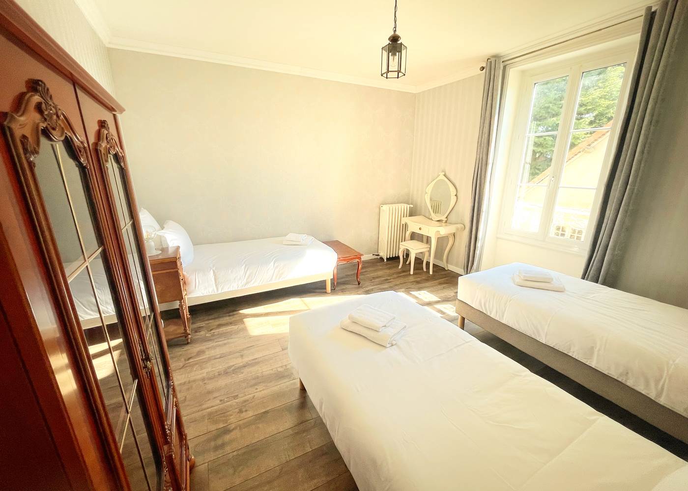 La Maison Voyage 41 - vue ensemble  coiffeuse chambre trois personnes - Suite Familiale Magie