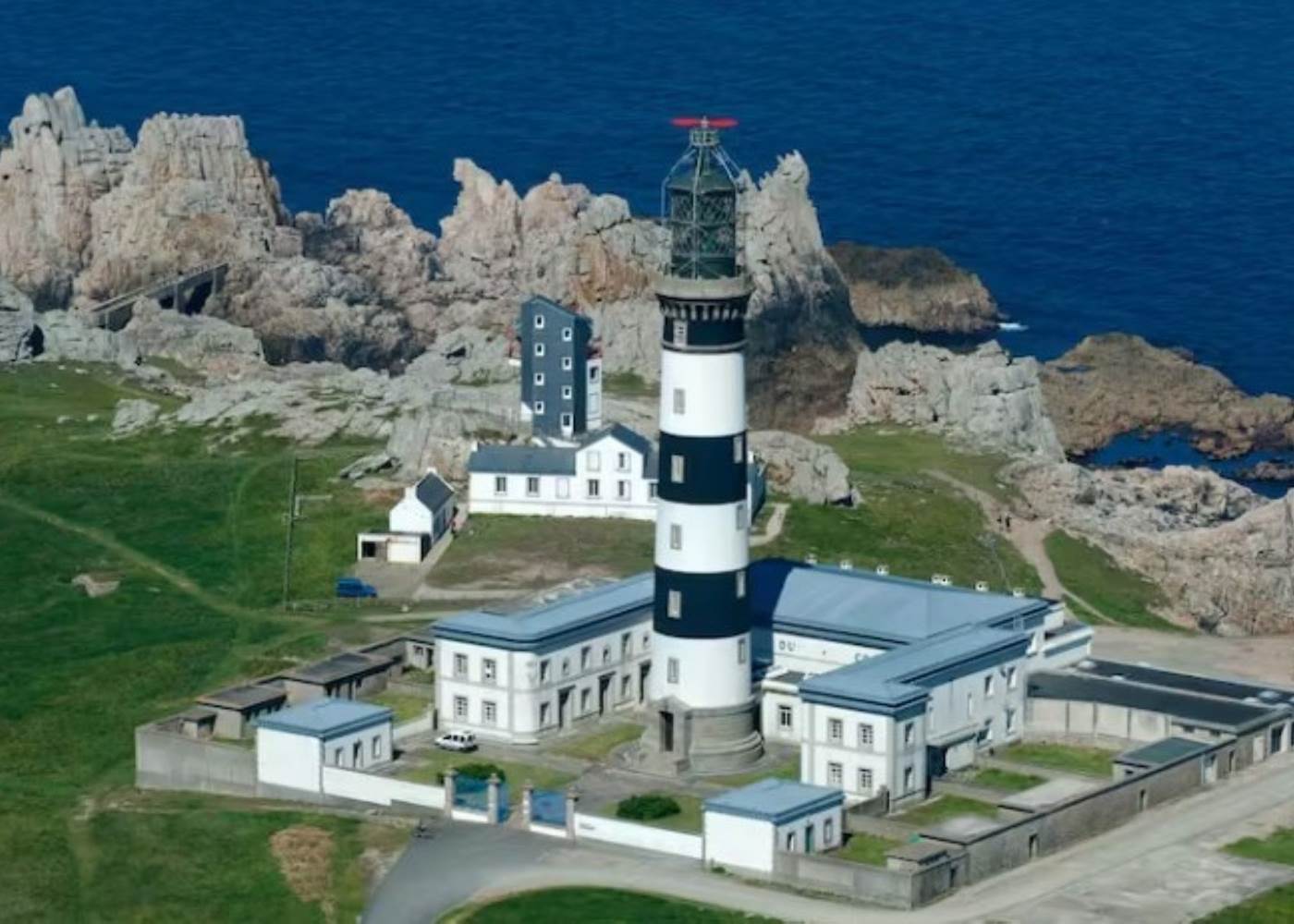 Parfait pour une sortie en famille le phare du Créac’h à Ouessant dévoile l’un des panoramas maritimes les plus emblématiques de Bretagne