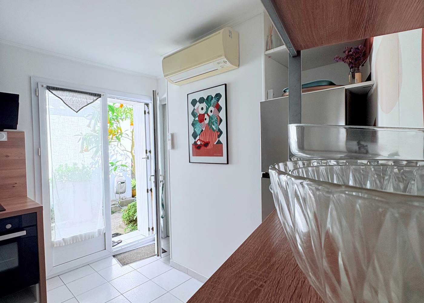 Maison Réthaise 2 – Cuisine pratique et design Un espace clair et parfaitement équipé : four, plaque, lave-vaisselle, micro-ondes. Le confort du quotidien à deux pas du marché médiéval.