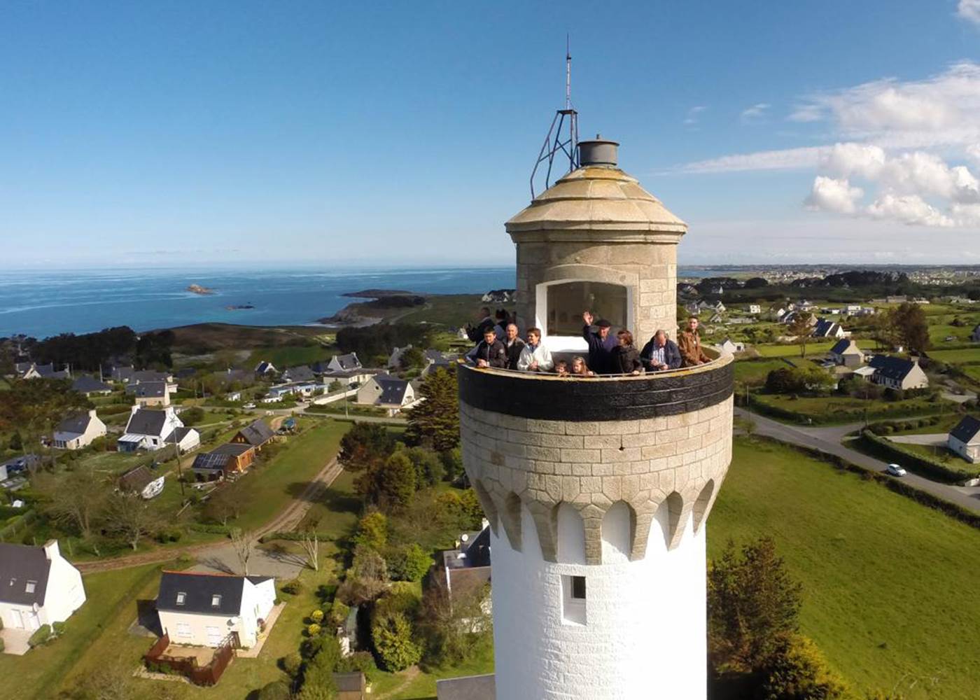 Le phare de Trézien, à deux pas des Chalets de Kerescar, permet une vue imprenable sur la côte bretonne lors d’un séjour en famille