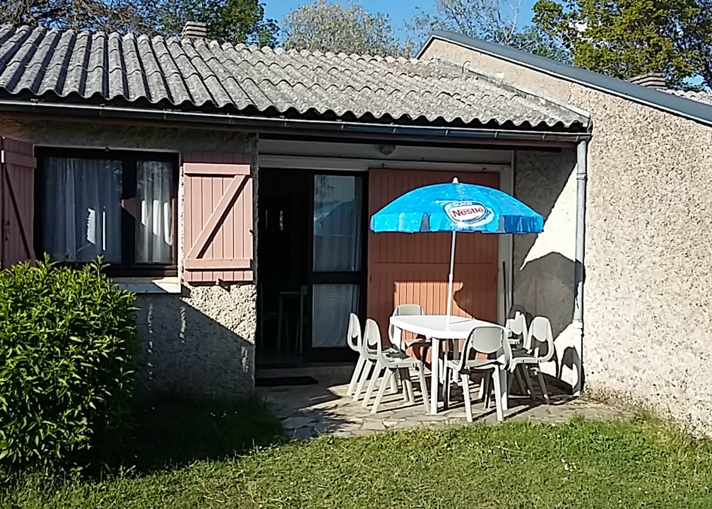 Gîte 7 personnes-vue de l'extérieur et terrasse