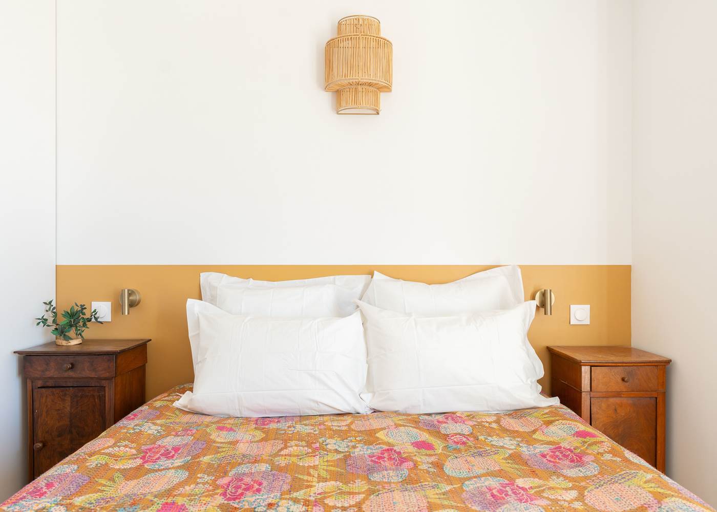 Vue tête de lit chambre jaune