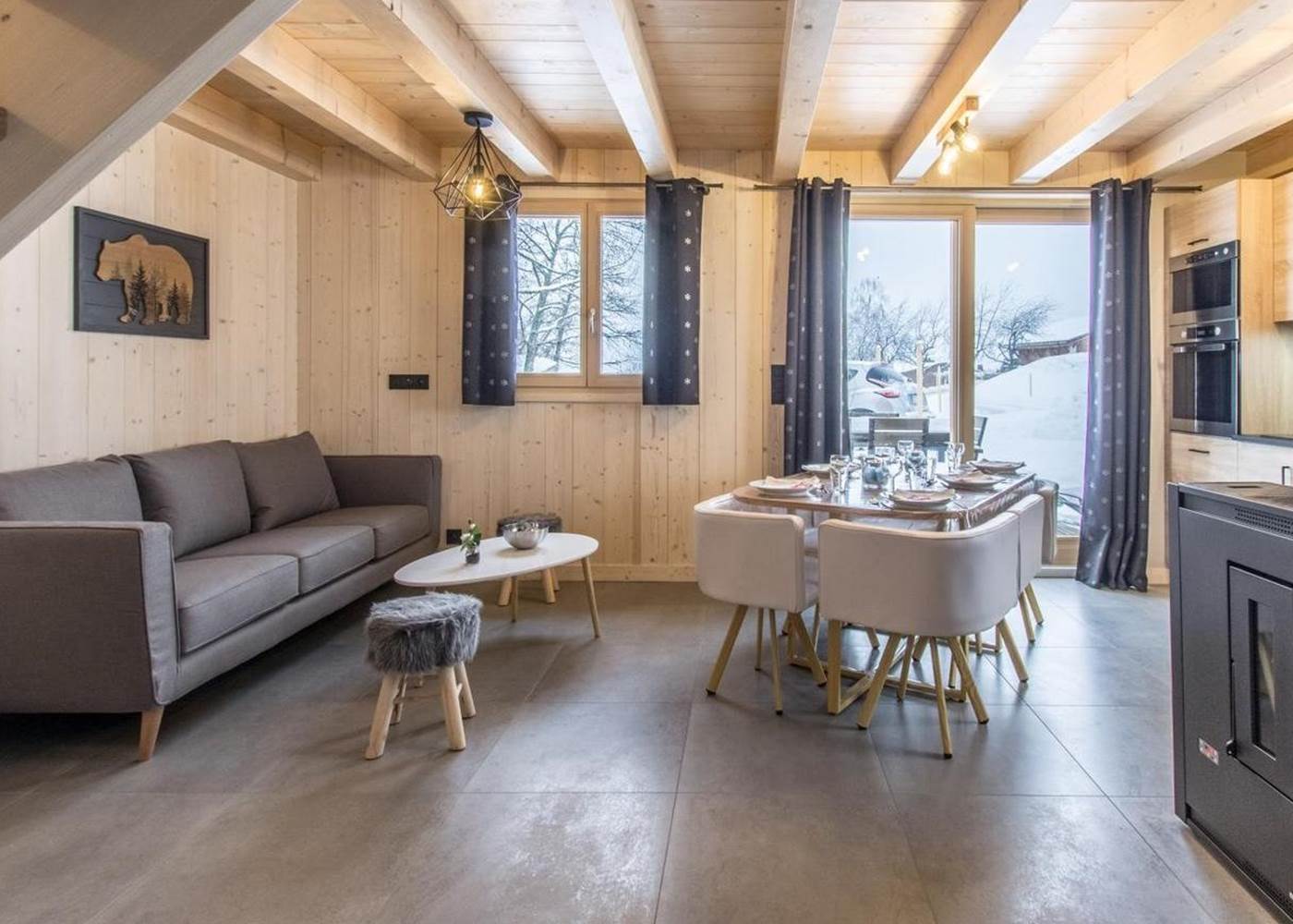 Pièce de vie avec poêle à bois