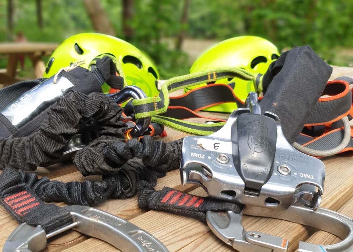 Baudriers et casques de Via Ferrata
