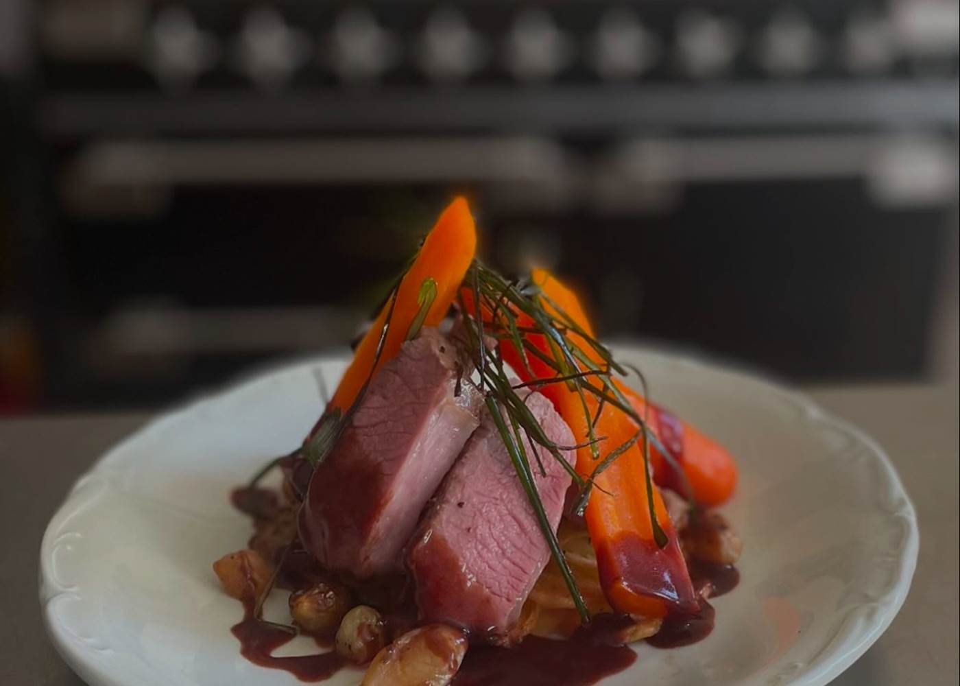 Filet d'agneau et assortiment de légumes.