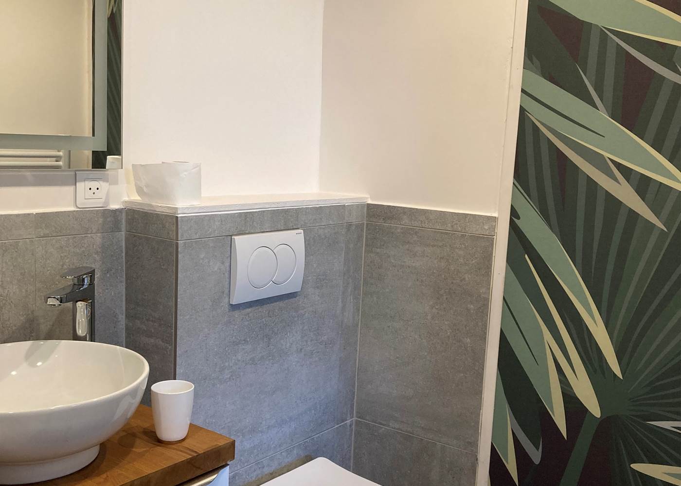 Salle d’eau du studio – Confort et modernité au cœur du village Douche vitrée, vasque design et ambiance zen pour un séjour tout en douceur à La Flotte, Île de Ré.