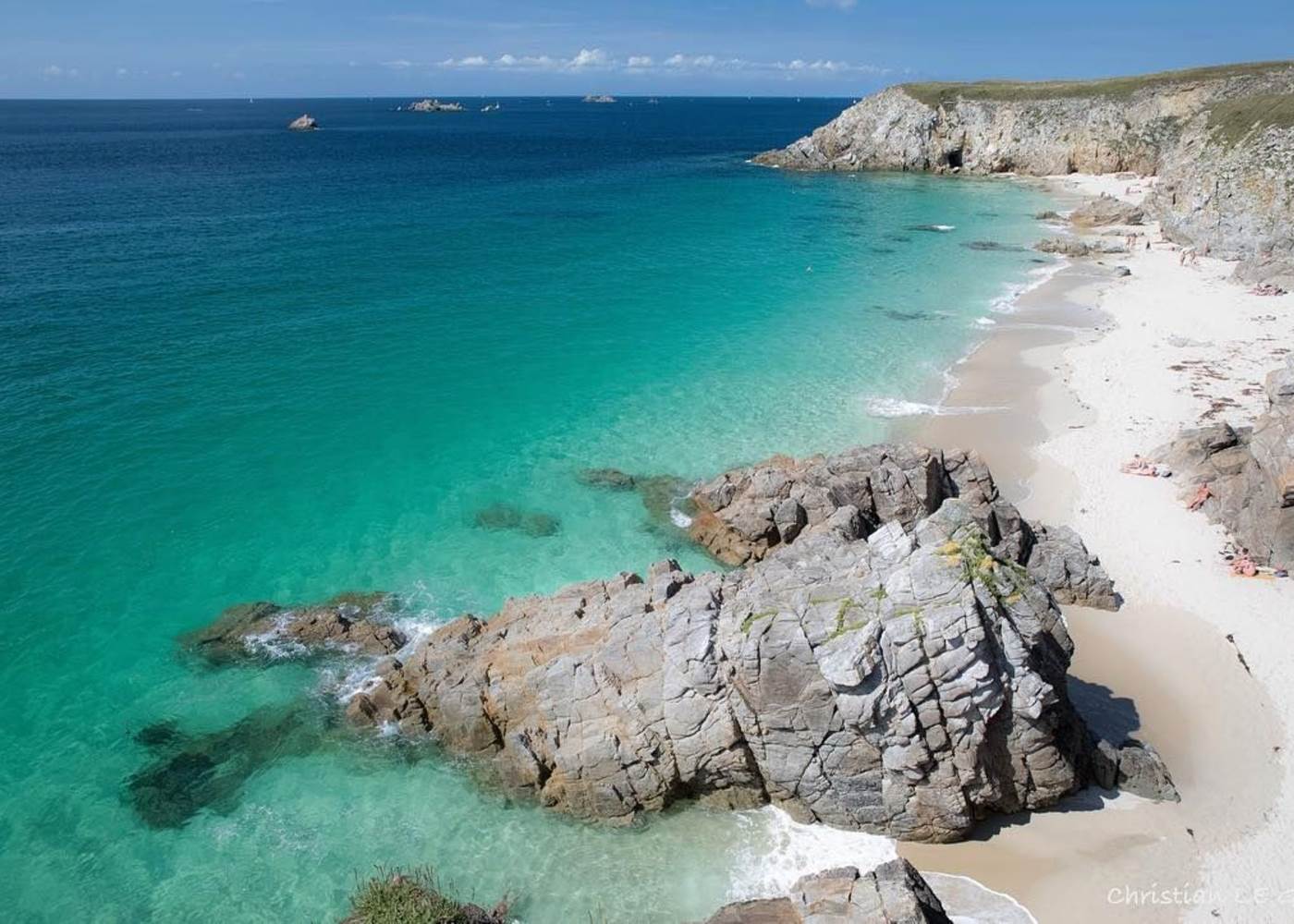 La côte sauvage aux eaux turquoises près de Plouarzel invite à de magnifiques randonnées lors d’un séjour en Bretagne