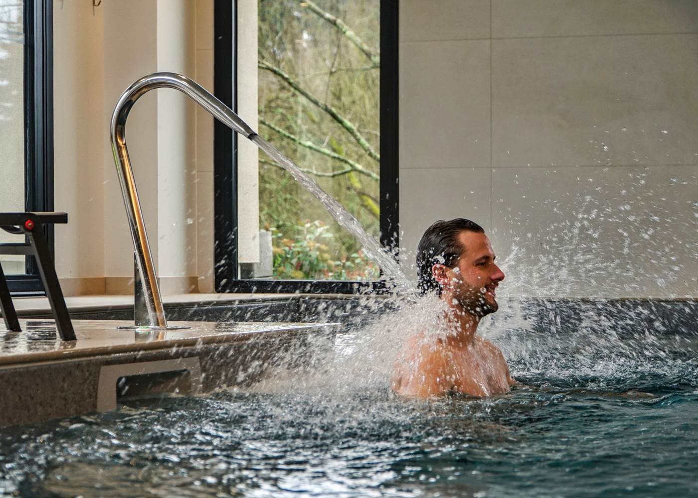 hotel-spa-arradon-piscine-interieure-chauffee-col-de-cygne