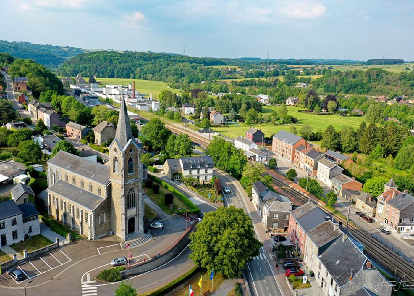 La rue principale loge le chemin de fer menant à la gare de HAMOIR