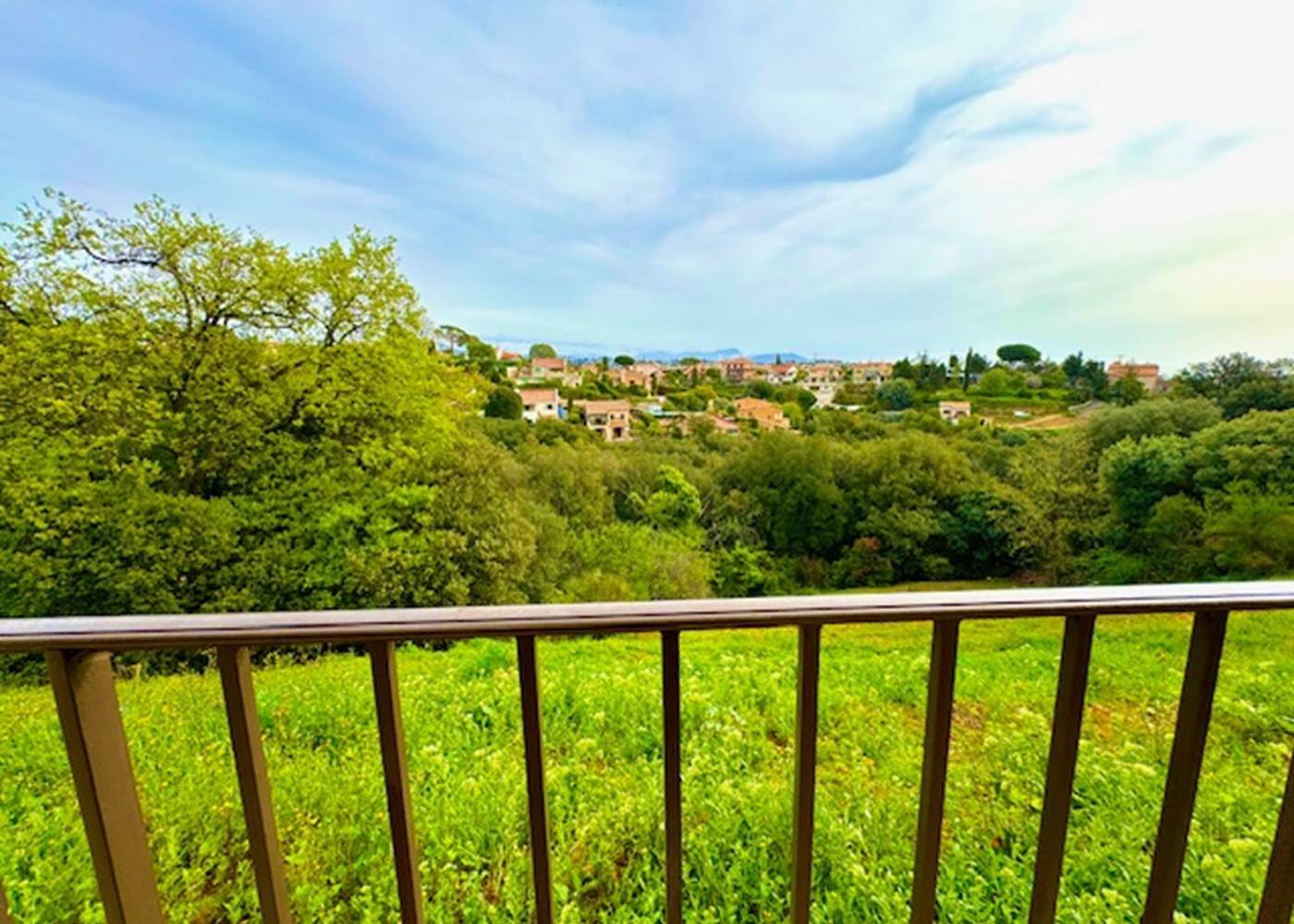Vue imprenable sur le Vallon du Domaine Lou Bel Azur