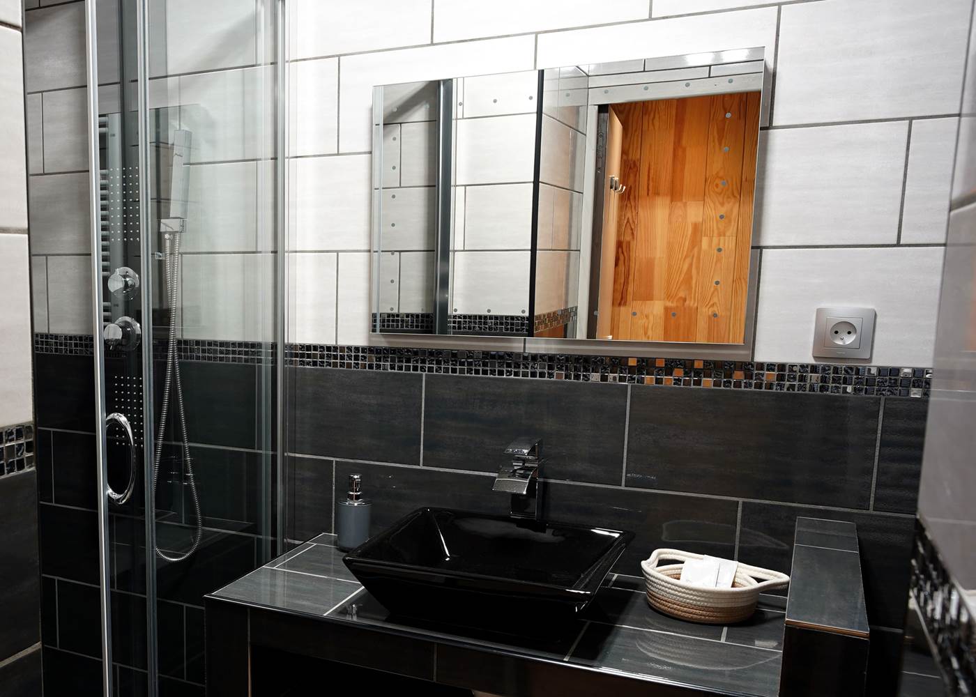 Vasque noire et carrelage contemporain