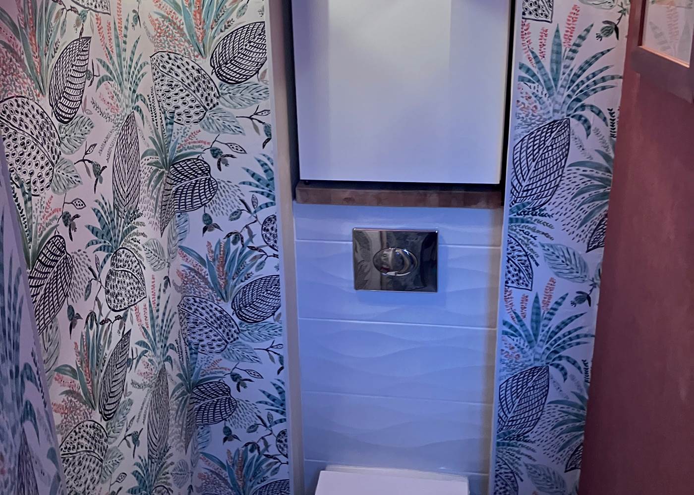 Toilette chambre rouge