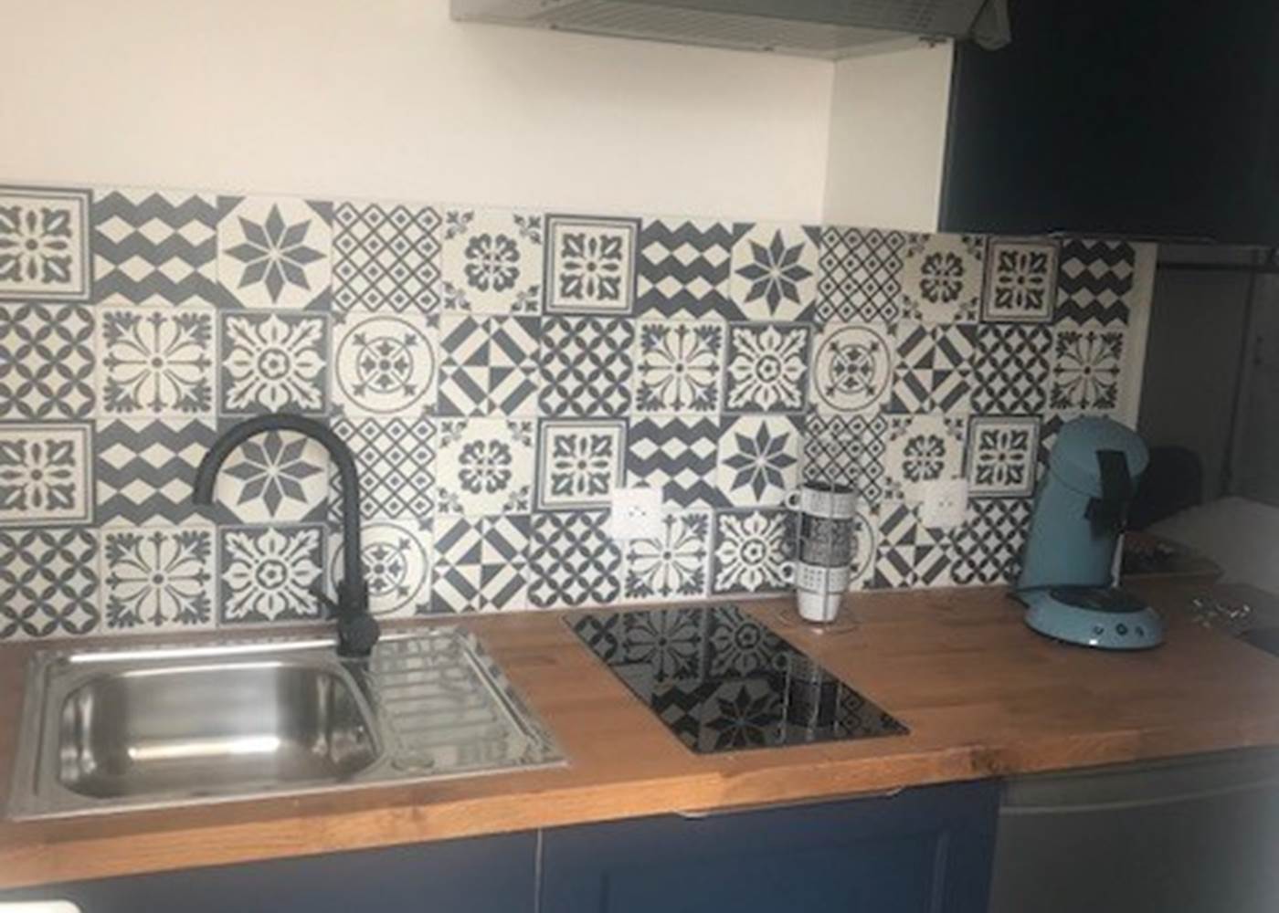 Cuisine du studio – Équipements modernes et ambiance cosy Plaque vitrocéramique, lave-vaisselle, rangements astucieux et décoration soignée pour un séjour sans contrainte au cœur de l’île de Ré.