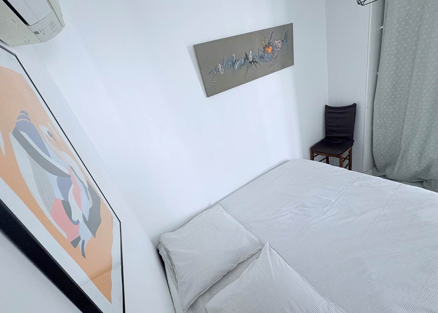 Maison Réthaise 2 – Chambre calme au style épuré Un cadre serein et lumineux, pensé pour le confort et la simplicité, dans une maison pleine de charme au centre de La Flotte.