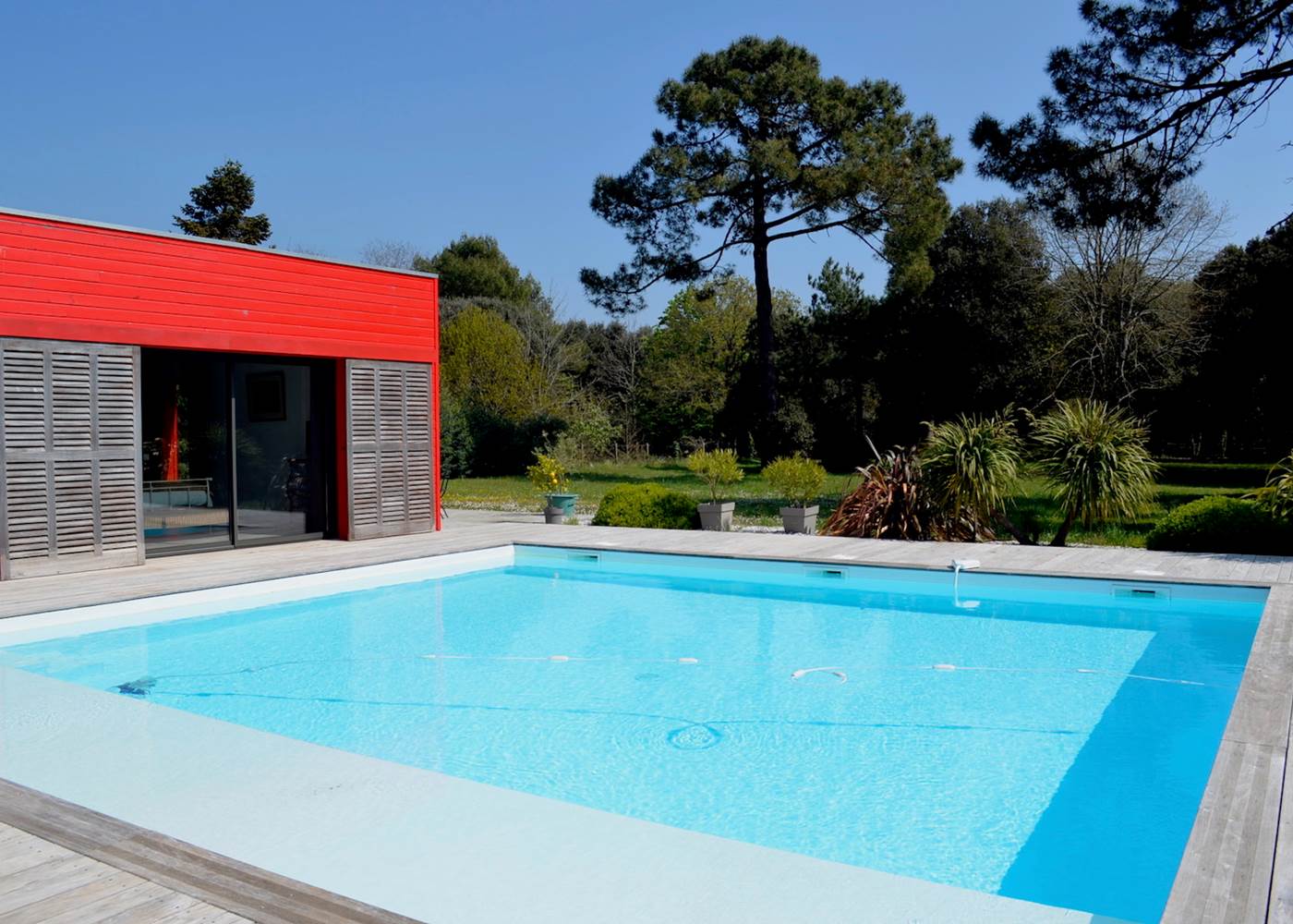 La piscine de 8 x 8 mètres est chauffée par énergie solaire