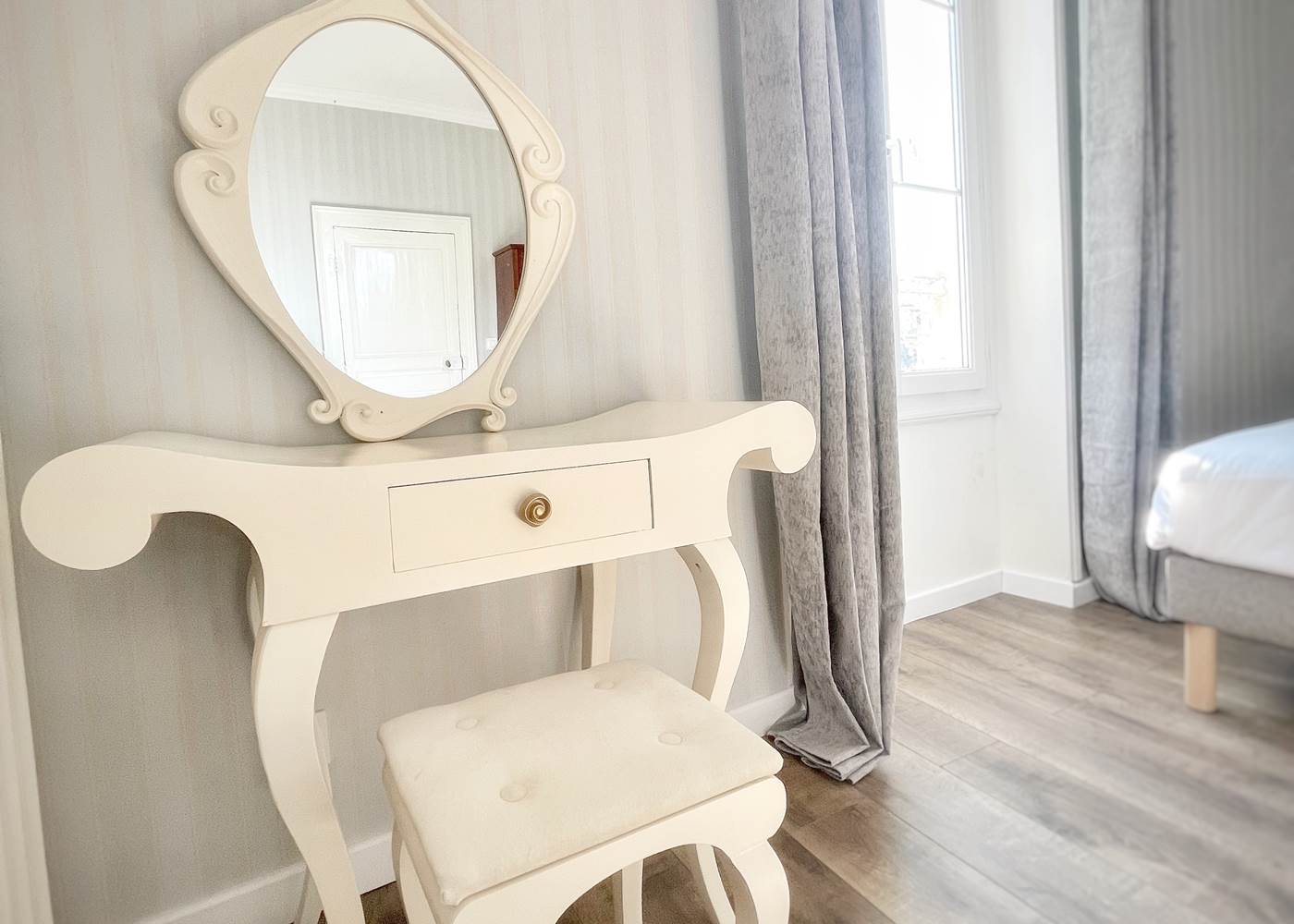 La Maison Voyage 41 - coiffeuse chambre trois personnes - Suite Familiale Magie