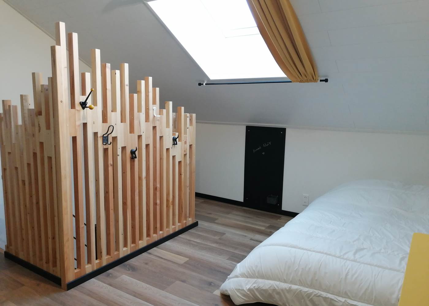 Chambre 3 en mezzanine au 2ème étage - Lit en 140x190 + 2x Lit en 90x200