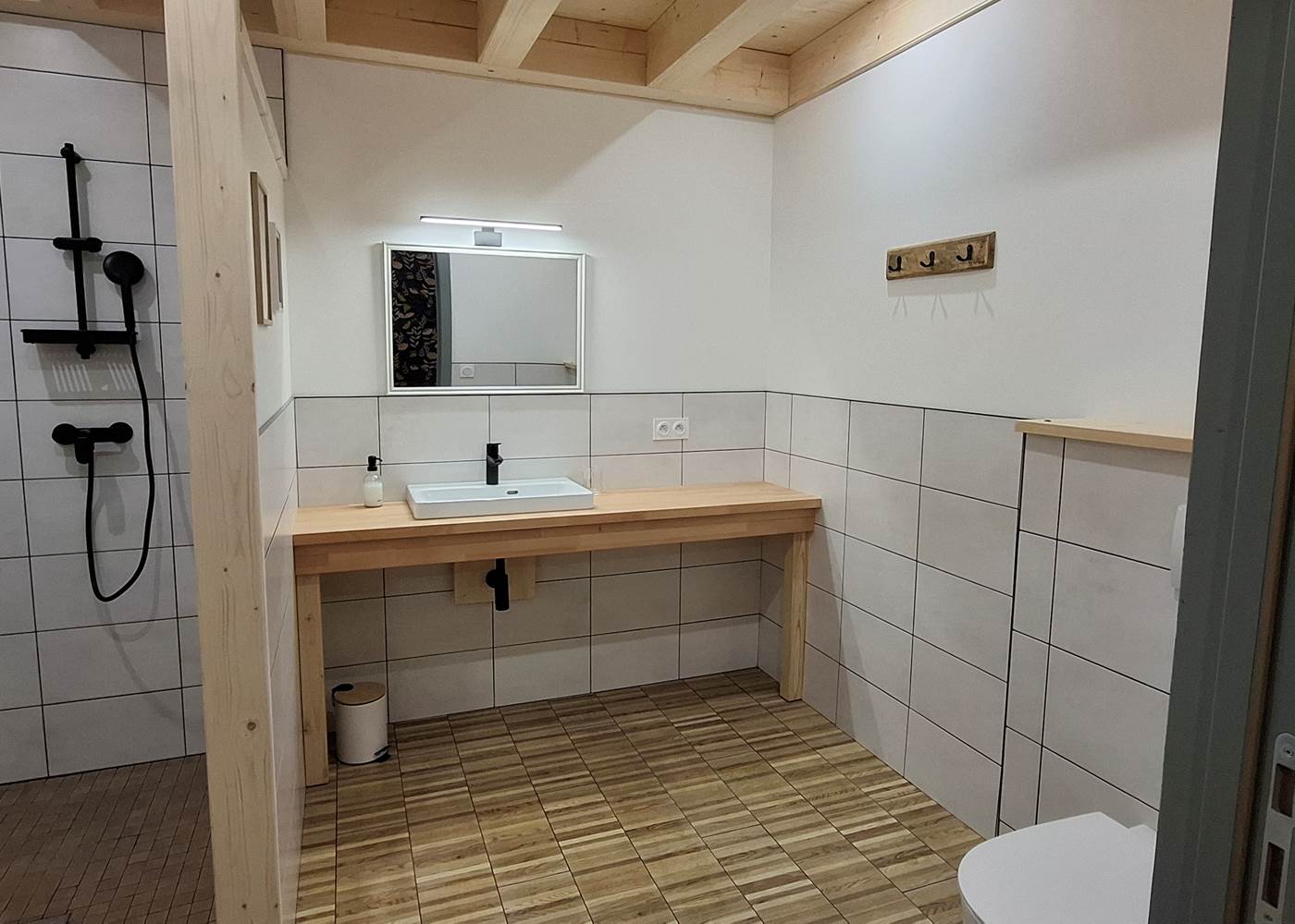 Salle de bain 1 - Douche à l'italienne + wc + lavabo