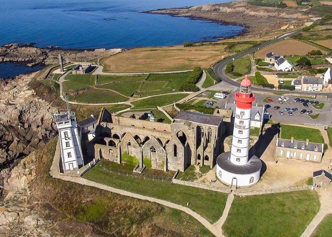 Le phare et l’abbaye de Saint-Mathieu composent une visite incontournable pour les couples amoureux d’histoire et d’océan en Bretagne