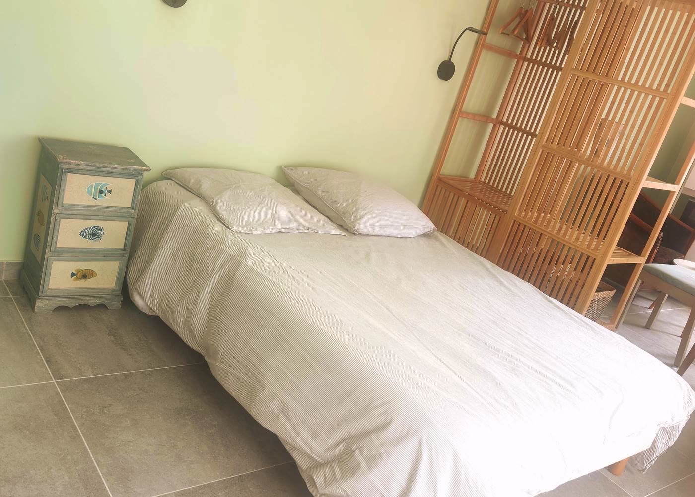 Chambre au style naturel et épuré Lit double, mobilier en bois clair et ambiance douce : parfait pour un séjour reposant au cœur de La Flotte.