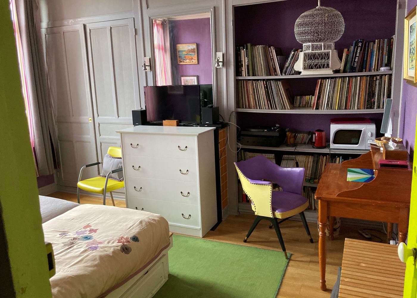 Vu de la chambre lits jumeaux du bureau et télé