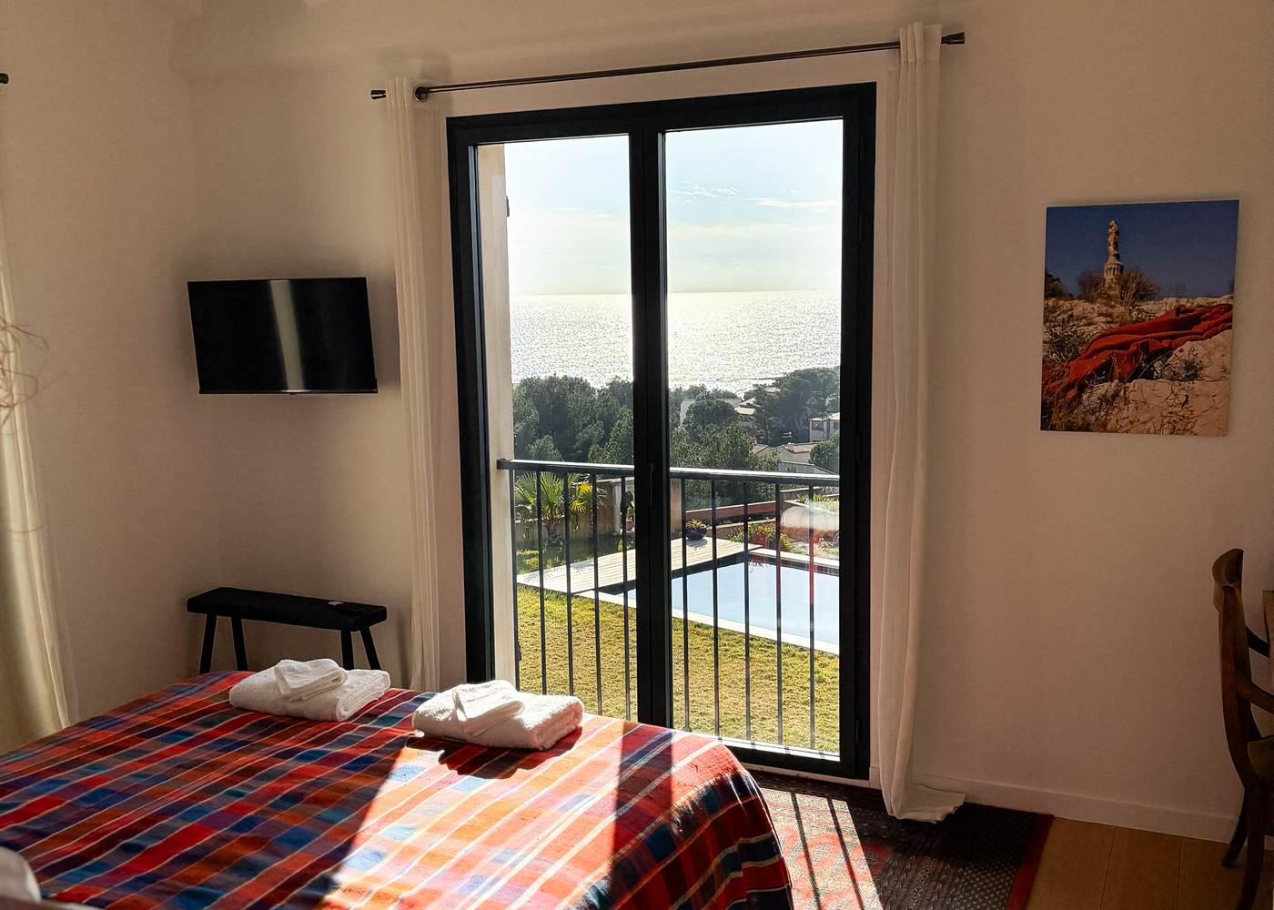 lit et fenetre chambre rouge