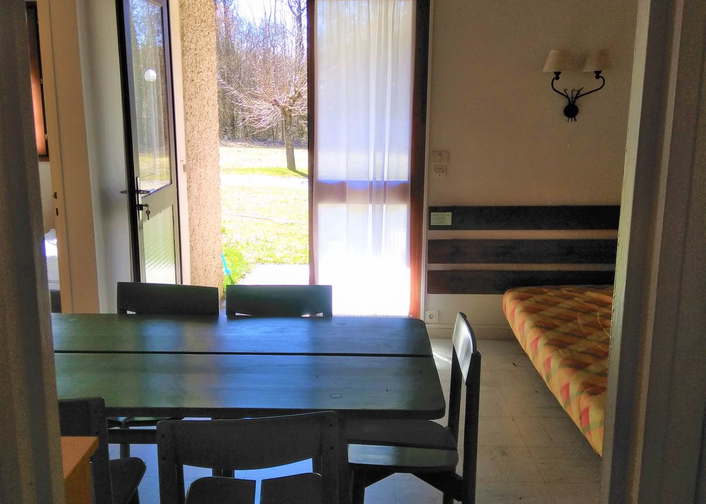 Gite-5 personnes-vue vers le séjour, la chambre et la terrasse