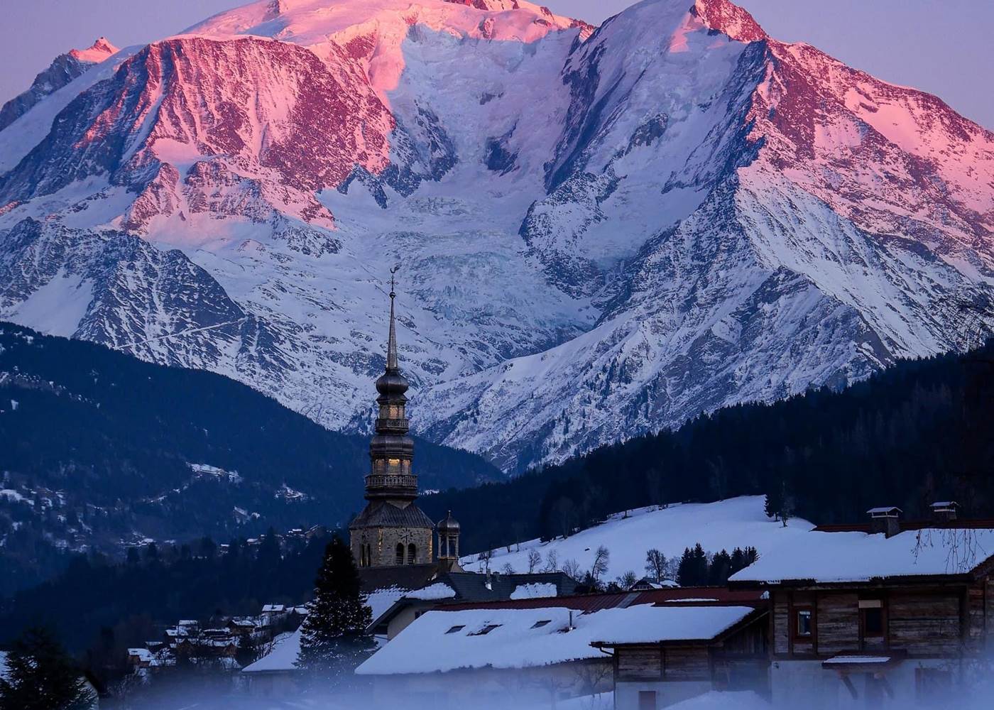 Le centre du village et la vue imprenable sur le Mont-Blanc en hiver