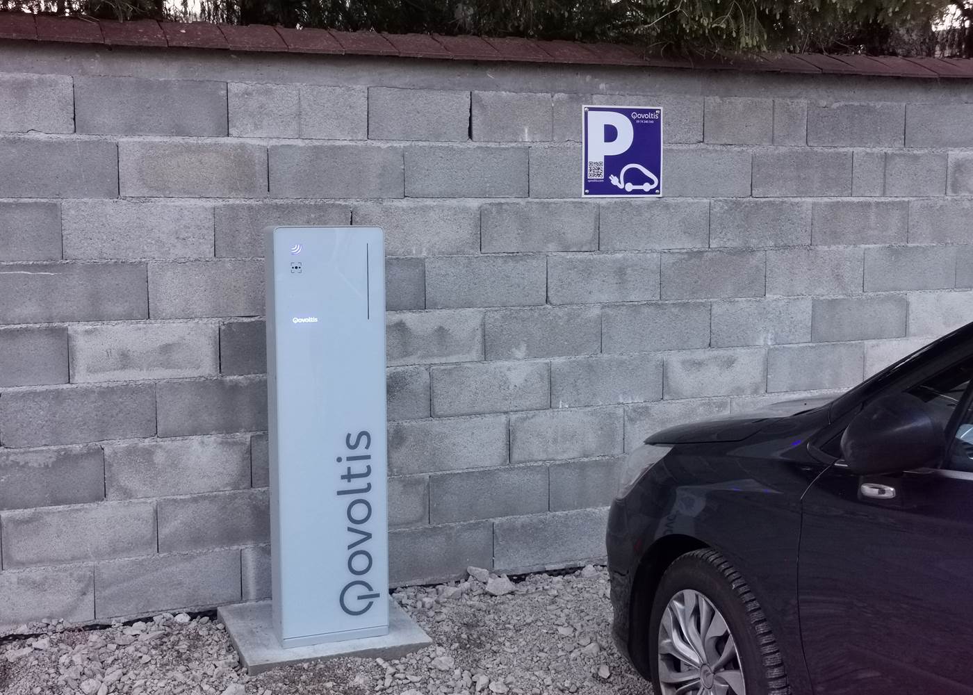 Emplacement réservé aux voitures électriques sur le parking du Relais des deux tours
